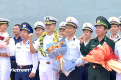 Tàu huấn luyện ROKS Hansando của Hải quân Hàn Quốc do Chuẩn Đô đốc Hong Sang Yong (hàng trước - người thứ 3 từ trái qua) làm Trưởng đoàn thăm xã giao thành phố Đà Nẵng. (Ảnh: Thanh Phong/Vietnam+)