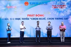 Ban tổ chức thực hiện nghi thức phát động cuộc thi. (Ảnh: BTC)
