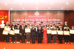 Bộ Giáo dục và Đào tạo trao bằng khen cho các em học sinh. (Ảnh: BTC)