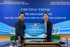 Nhà xuất bản Giáo dục Việt Nam đã trao tặng hơn 14.296 bản sách giáo khoa cho các trường tỉnh Quảng Trị. (Ảnh: PV/Vietnam+)