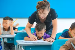 Cô và trò Trường Phổ thông nội trú Si Pa Phìn trong giờ tăng cường tiếng Việt, chuẩn bị cho năm học mới. (Ảnh: Hoài Nam/Vietnam+)