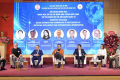 Các diễn giả chia sẻ tại sự kiện. (Ảnh: Vietnam+)