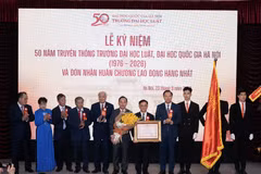 Trường Đại học Luật, Đại học Quốc gia Hà Nội đón nhận Huân chương Lao động hạng Nhất. (Ảnh: Vietnam+)