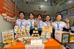 Các học sinh Trường Trung học phổ thông Nguyễn Thiện Thành, tỉnh Vĩnh Long, với các sản phẩm làm từ quả cam. (Ảnh: Phạm Mai/Vietnam+)