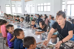 Học sinh ăn bán trú tại Trường Phổ thông nội trú Tiểu học và Trung học cơ sở Si Pa Phìn, tỉnh Điện Biên. (Ảnh: Hoài Nam/Vietnam+)