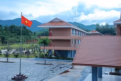 Mỗi ngôi truòng nội trú vùng biên là một "cột mốc mềm" gìn giữ biên cương. (Ảnh: Hoài Nam/Vietnam+)