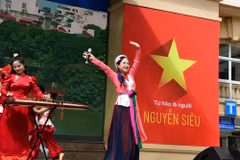 Nghệ sỹ Nhân dân Thu Huyền khuấy động cả sân trường Nguyễn Siêu với bài hát "Kiếp sau vẫn là người Việt Nam". (Ảnh: PV/Vietnam+)