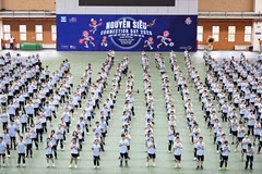Học sinh hào hứng tham gia màn đồng diễn khởi động. (Ảnh: Vietnam+)