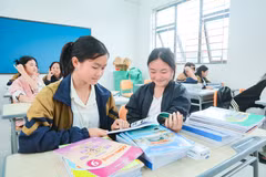 Học sinh Trường Phổ thông nội trú Tiểu học và Trung học cơ sở Si Pa Phìn chuẩn bị sách vở cho năm học mới. (Ảnh: Hoài Nam/Vietnam+)