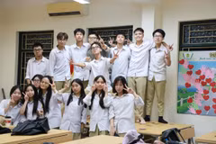 Học sinh Trường Trung học phổ thông Phan Huy Chú-Đống Đa (Hà Nội) ở lại trường tối 30/9 vì ảnh hưởng bão số 10. (Ảnh: NTCC)