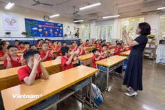 Giờ học của cô và trò Trường Tiểu học Cầu Giấy B. (Ảnh: PV/Vietnam+)