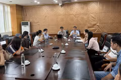 Thí sinh, phụ huynh làm việc với lãnh đạo Trường Quản trị và Kinh doanh và đại diện Đại học Quốc gia Hà Nội. (Ảnh: PV/Vietnam+)