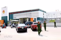 Lực lượng an ninh thực hiện công tác đảm bảo an ninh trật tự tại điểm thi trường Chuyên Tuyên Quang. (Ảnh: Quang Cường/TTXVN)