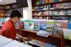 Giá sách giáo khoa năm học 2026-2027 từ lớp 1 đến lớp 12 được điều chỉnh, giảm bình quân 13,3%. (Ảnh: PV/Vietnam+)
