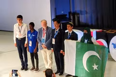 Em Trần Lê Thiện Nhân (giữa) là 1 trong 5 học sinh được nhận giải thưởng “STEM for All”. (Ảnh: Bộ GD-ĐT)
