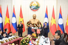 Bộ trưởng Bộ Giáo dục và Đào tạo Việt Nam Hoàng Minh Sơn và Phó Thủ tướng Chính phủ, Bộ trưởng Bộ Giáo dục và Thể thao Lào Thongsalith Mangnomek trao văn kiện Hiệp định giữa Chính phủ hai nước về Trường Đại học Hữu nghị Lào - Việt Nam. (Ảnh: Bộ GD-ĐT)