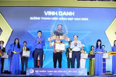 Ban tổ chức trao giải Thanh niên sống đẹp năm 2025 cho các cá nhân. (Ảnh: PV/Vietnam+)