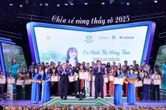 Các giáo viên được vinh danh trong chương trình Chia sẻ cùng thầy cô năm 2025. (Ảnh: Minh Đức/TTXVN)