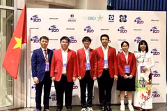 Đoàn Việt Nam tại tại Olympic Sinh học Quốc tế năm 2025 (từ trái sang phải): Phó Giáo sư, Tiến sỹ Đinh Đoàn Long, Trưởng đoàn; các học sinh Nguyễn Lương Thái Duy, Nguyễn Hữu Thành, Bùi Hoàng Đại Dương, Lê Hoàng Kiều Anh; Phó Giáo sư, Tiến sỹ Lê Thị Phương Hoa, Phó Trưởng đoàn. (Ảnh: Bộ GD-ĐT)