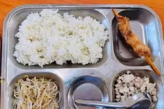 Suất cơm bán trú ngày 7/9 của học sinh trường Tiểu học Trung Giã (xã Trung Giã, Hà Nội). (Ảnh: Phụ huynh cung cấp)