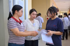 Thí sinh làm thủ tục dự thi tại điểm thi Trường Trung học phổ thông A Thanh Liêm, tỉnh Ninh Bình. (Ảnh: PV/Vietnam+)