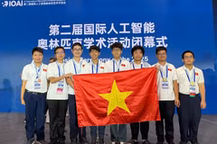 Đoàn IOAI Việt Nam 2025 từ trái sang phải: Nguyễn Khắc Trung Kiên, Hoàng Công Bảo Long, Nguyễn Nhật Minh, Nguyễn Phú Nhân, Bùi Đàm Quân, Bùi Quang Nguyên, Nguyễn viết Trung Nhân, Nguyễn Hữu Tuấn. (Ảnh: Bộ GD-ĐT)