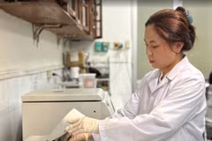 Học viên thực hiện nghiên cứu khoa học tại Trường Đại học Khoa học Tự nhiên, Đại học Quốc gia Hà Nội. (Ảnh: Phạm Mai/Vietnam+) 