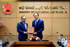 Thứ trưởng Thường trực Phạm Ngọc Thưởng và Quốc vụ khanh Chuon Chivann trao quà lưu niệm. (Ảnh: Bộ GD-ĐT)