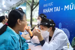 Các bác sỹ khám sức khoẻ miễn phí cho người dân. (Ảnh minh họa: PV/Vietnam+)
