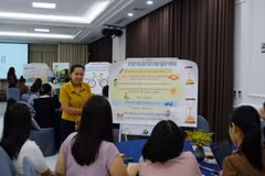 Đại diện địa phương đã triển khai dự án TALK chia sẻ kinh nghiệm thực tế với các đại biểu tại hội thảo. (Ảnh: Vietnam+)