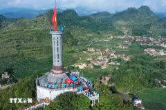 Hội Liên hiệp thanh niên Việt Nam tổ chức lễ chào cờ Chặng 3-Hành trình “Tôi yêu Tổ quốc tôi” năm 2026 tại cột cờ Lũng Cú. (Ảnh: Minh Đức/TTXVN)