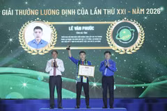 Ban tổ chức vinh danh các nhà nông trẻ xuất sắc. (Ảnh: Vietnam+)