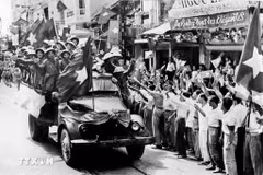 Sáng 10/10/1954, các cánh quân của Quân đội Nhân dân Việt Nam từ các cửa ô tiến vào Hà Nội trong sự đón chào nồng nhiệt của khoảng 20.000 người dân Thủ đô. (Ảnh: TTXVN)