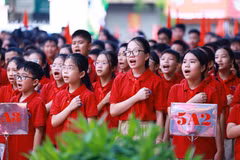Học sinh hát Quốc ca trong lễ khai giảng. (Ảnh: TTXVN)