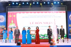 Trường Cao đẳng Thương mại và Du lịch Hà Nội nhận Huân chương Lao động hạng Ba. (Ảnh: PV/Vietnam+).