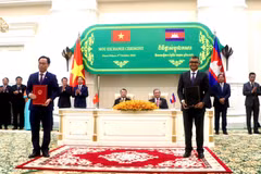 Bộ trưởng Hoàng Minh Sơn và Bộ trưởng Hang Chuon Naron trao văn kiện Hiệp định hợp tác giáo dục giai đoạn 2026-2030. (Ảnh: Bộ GD-ĐT)