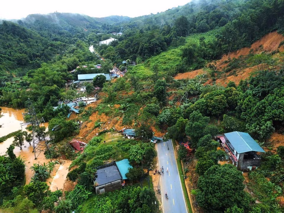 Mưa lũ đã sạt lở cả quả đồi, tràn xuống Quốc lộ 2 tuyến đường Hà Giang-Tuyên Quang và các tỉnh (đoạn qua xã Việt Vinh, huyện Bắc Quang) gây thiệt hại nặng nề về tài sản của nhân dân. (Ảnh: TTXVN phát)