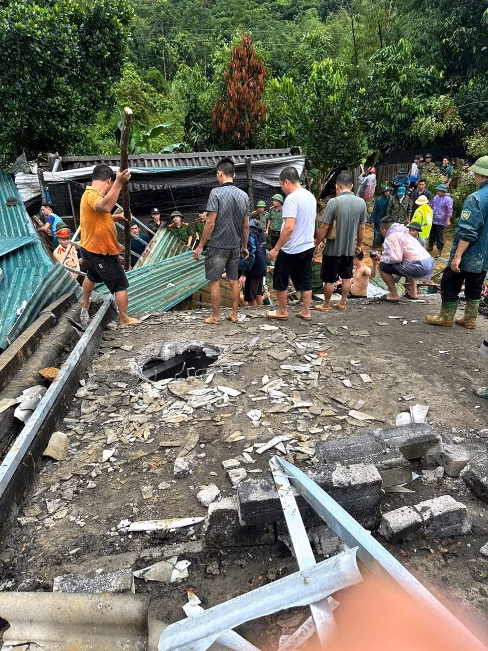 Cán bộ, chiến sỹ Công an tỉnh Hà Giang khẩn trương giúp người dân xã Việt Vinh, huyện Bắc Quang khắc phục hậu quả thiên tai và tìm kiếm cứu nạn. (Ảnh: TTXVN phát)