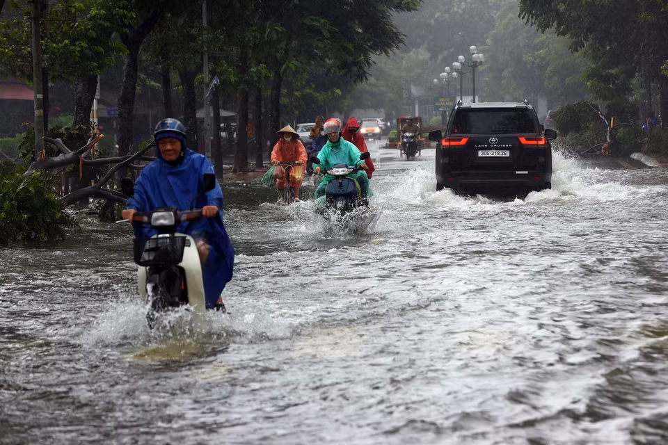 Đường 19/5 (phường Văn Quán) đoạn qua khu vực hồ Văn Quán ngập nặng. (Ảnh: Huy Hùng/TTXVN)