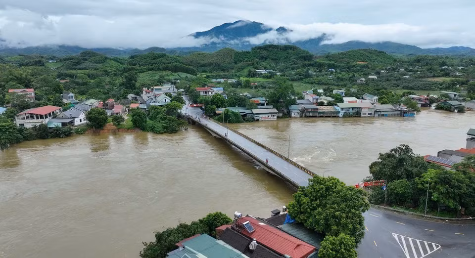 Đến 7 giờ sáng ngày 11/9/2024, lưu lượng nước đổ về hồ Thác Bà giảm xuống mức 3.180 m3/s, giảm hơn 1000m3/s so với chiều hôm qua. (Ảnh: TTXVN phát)
