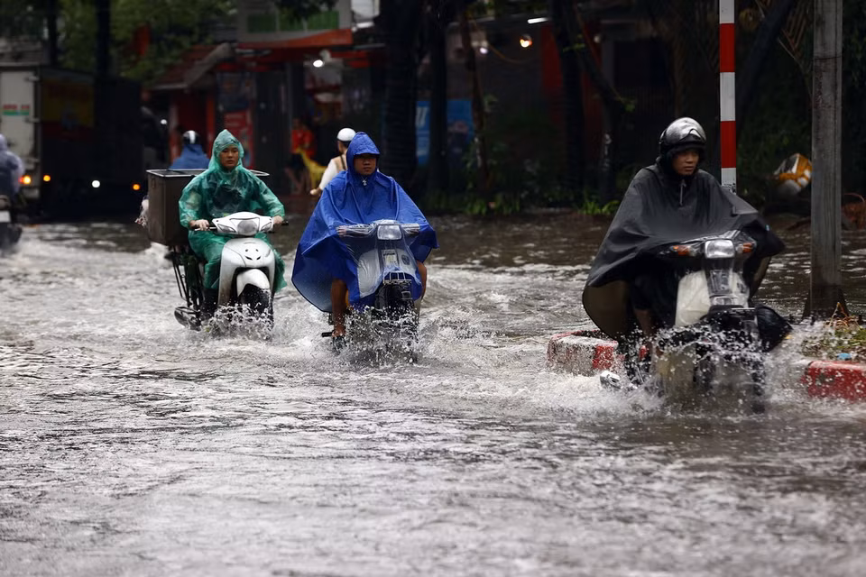 Khu vực đường Nguyễn Khuyến (quận Hà Đông) ngập trong biển nước. (Ảnh: Huy Hùng/TTXVN)
