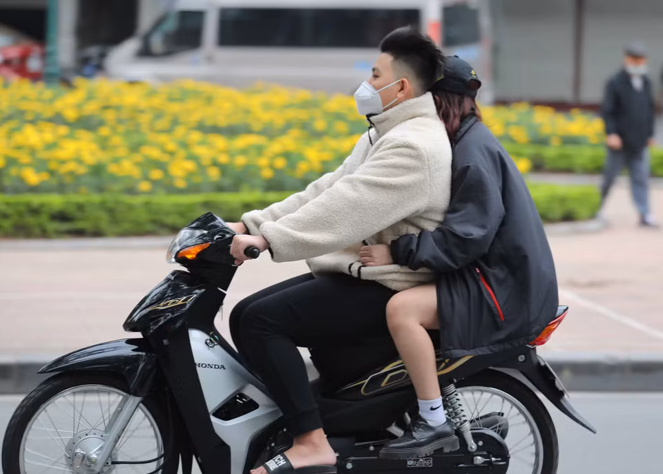 Những ngày này, nhiều bạn trẻ thường xuyên quên đội mũ bảo hiểm. (Ảnh: Thanh Tùng/TTXVN)