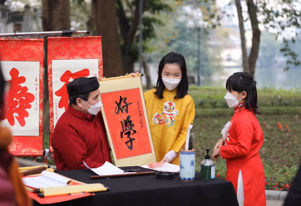 Ngày Xuân xin chữ ông đồ. (Ảnh: Thanh Tùng/TTXVN)