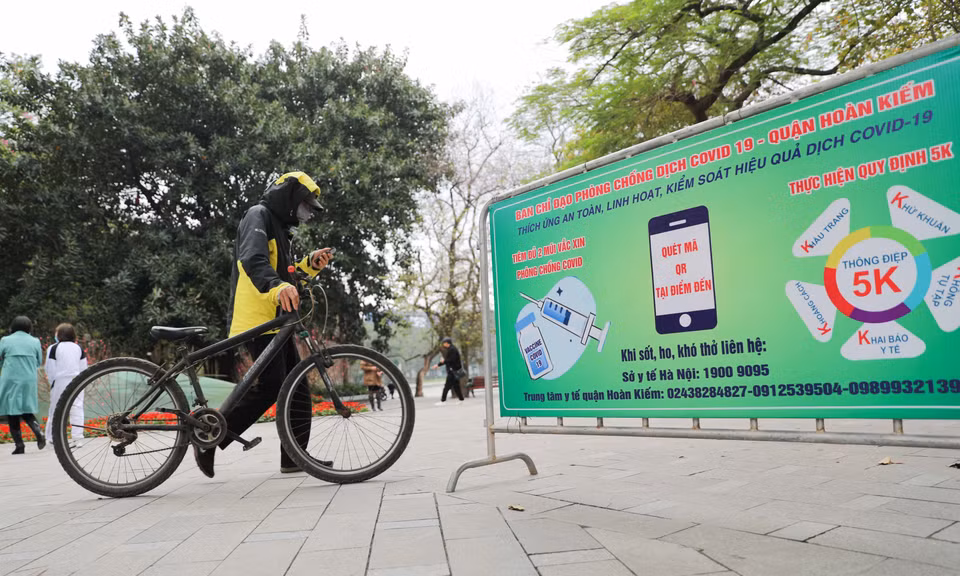 Người dân du Xuân không quên thông điệp 5K. (Ảnh: Thanh Tùng/TTXVN)