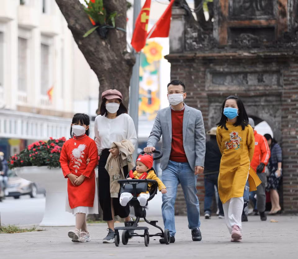 Người dân du Xuân không quên thông điệp 5K. (Ảnh: Thanh Tùng/TTXVN)