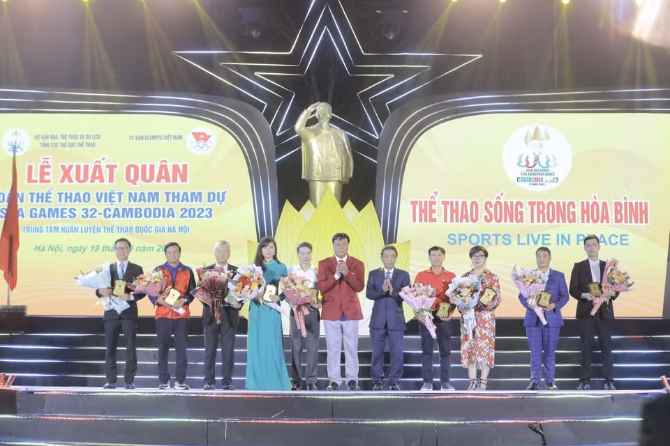 Đại diện đoàn Thể thao Việt Nam trao chứng nhận và tặng hoa các nhà tài trợ. (Ảnh: Minh Quyết/TTXVN)