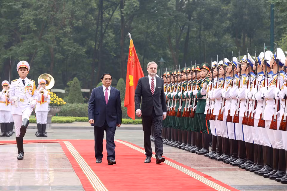 Thủ tướng Phạm Minh Chính và Thủ tướng nước Cộng hòa Séc Petr Fiala duyệt Đội danh dự Quân đội Nhân dân Việt Nam. (Ảnh: Dương Giang/TTXVN)