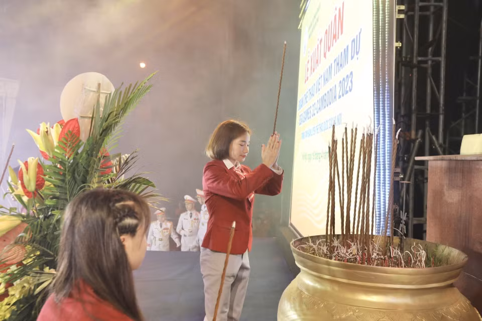 VĐV điền kinh Nguyễn Thị Oanh dâng hương Chủ tịch Hồ Chí Minh tại Lễ xuất quân. (Ảnh: Minh Quyết/TTXVN)