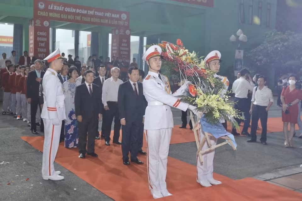 Phó Thủ tướng Lê Minh Khái và đoàn đại biểu dâng hương Chủ tịch Hồ Chí Minh tại Lễ xuất quân. (Ảnh: Minh Quyết/TTXVN)