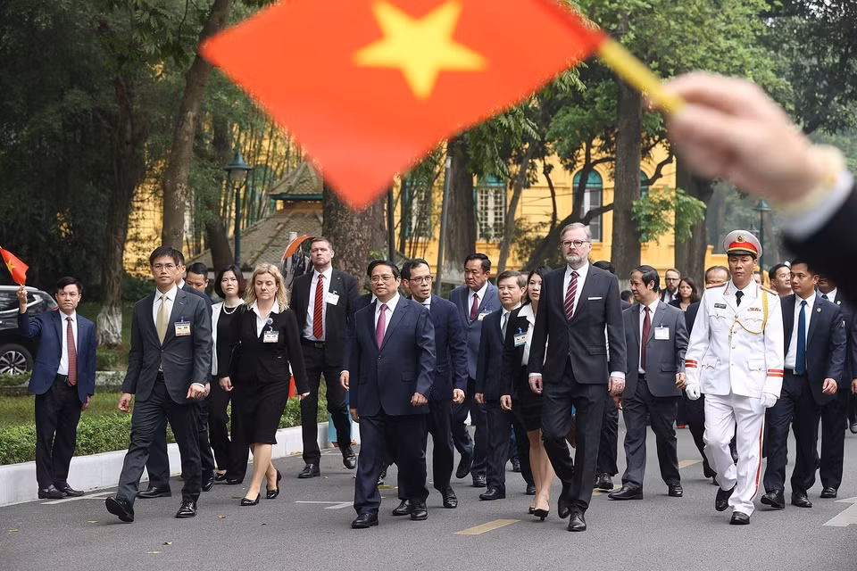 Thủ tướng Phạm Minh Chính và Thủ tướng nước Cộng hòa Séc Petr Fiala tại lễ đón. (Ảnh: Dương Giang/TTXVN)